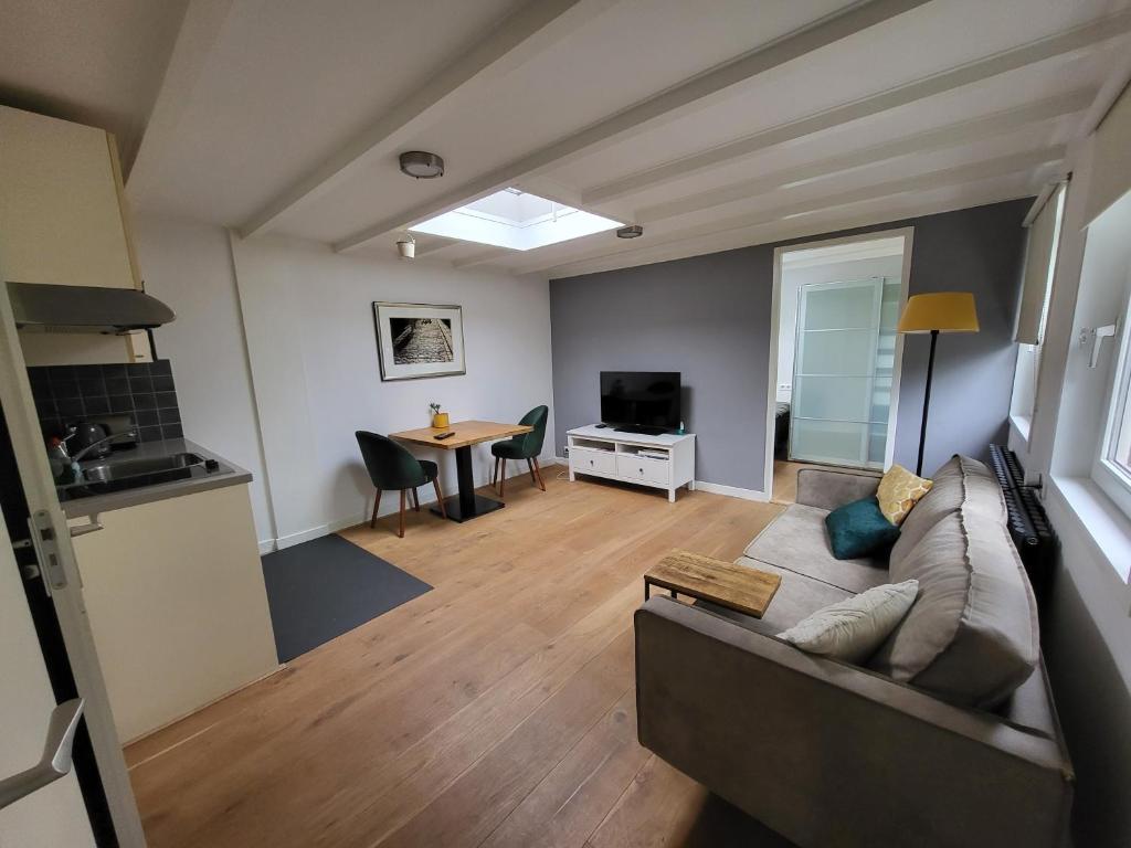 - un salon avec un canapé et une table dans l'établissement Private Apartment., à Hilversum