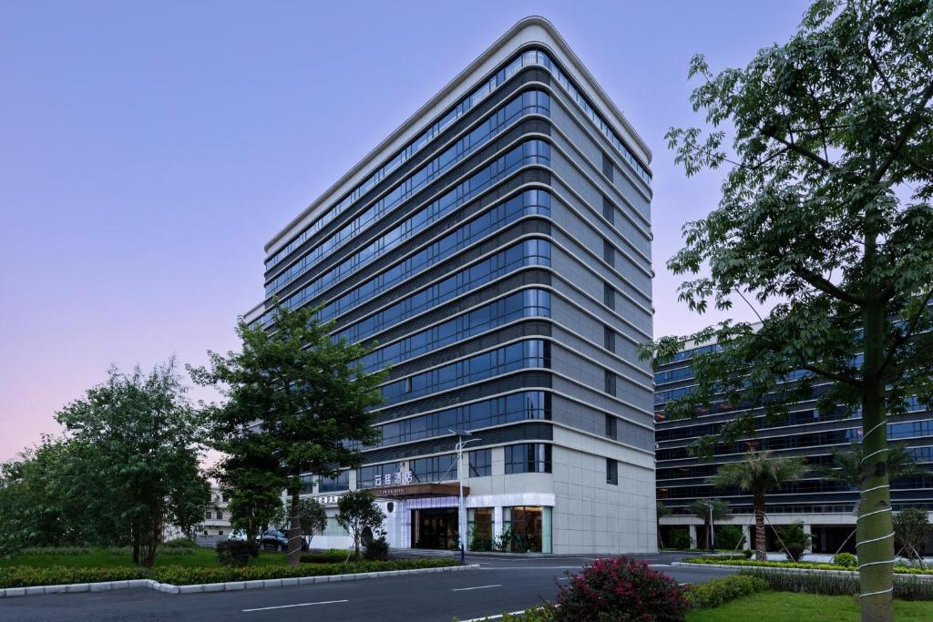 a tall white office building at Guangzhou Yunjia Hotel - Airport Terminal 2 in Guangzhou