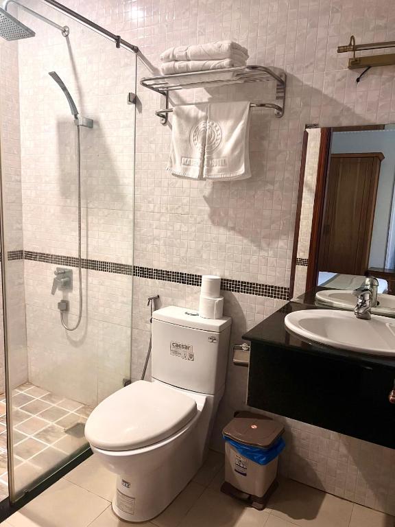 Koupelna v ubytování Madella Hotel