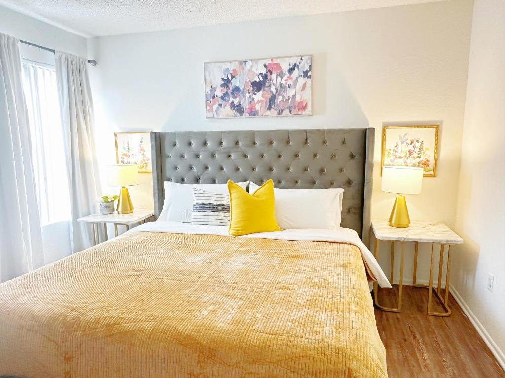 1 dormitorio con 1 cama grande con almohadas amarillas en Comfort Apt Rowland Heights en Rowland Heights
