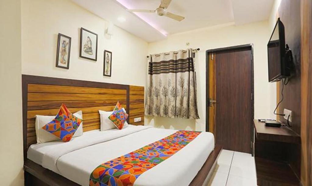 Säng eller sängar i ett rum på FabExpress Madhuram Landmark