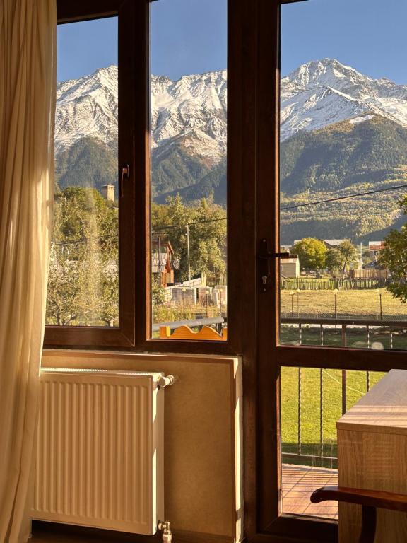 Vista general d'una muntanya o vistes d'una muntanya des de l'hostal o pensió