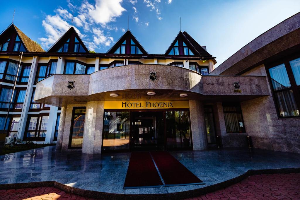 a hotel entrance with the front of a building at Complex Vața Băi in Vaţa de Jos