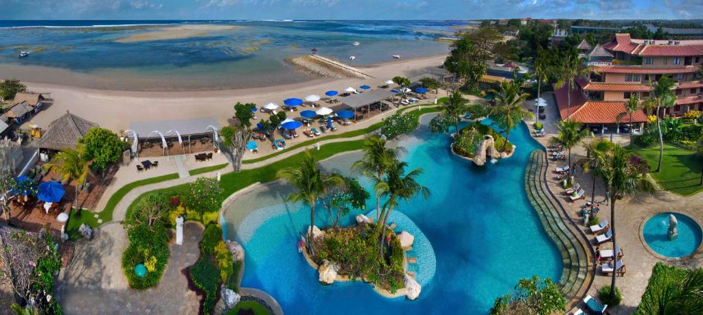 una vista aérea de la piscina en un complejo en Hotel Nikko Bali Benoa Beach, en Nusa Dua
