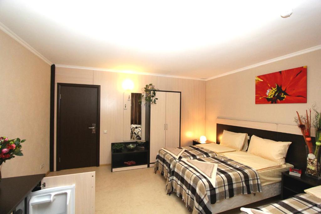 1 dormitorio con 1 cama en una habitación en Hotel Dali, en Balashikha