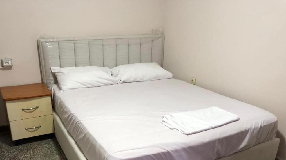 Postel nebo postele na pokoji v ubytování ROYAL 3 Hostel Opposite NALU BAR