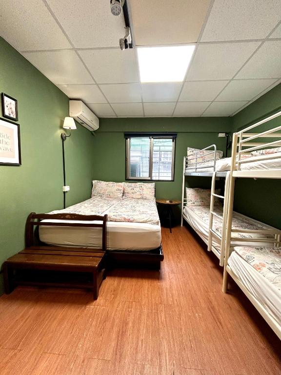 Postel nebo postele na pokoji v ubytování Taipei Triple Tiger Inn