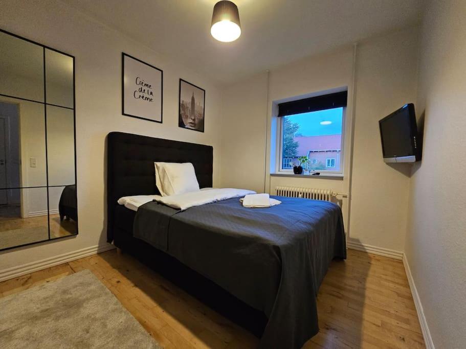 Ліжко або ліжка в номері Lejlighed med altan og gratis parkering