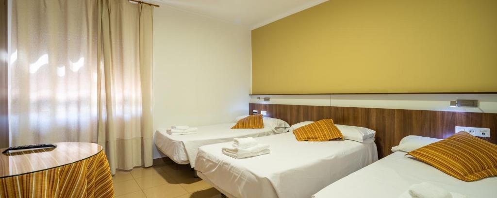 Posteľ alebo postele v izbe v ubytovaní Hostal Valdepeñas by Bossh Hotels