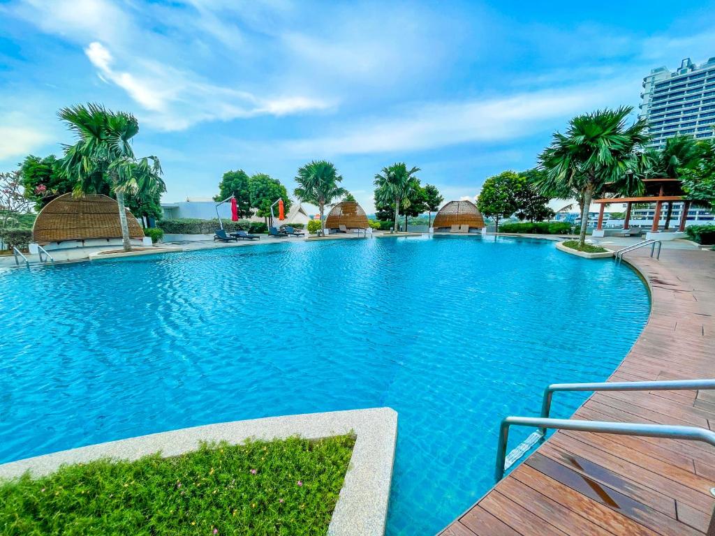 uma piscina num resort com água azul em Almas Suite by Nest Home【Puteri Harbour & LEGOLAND】 em Nusajaya