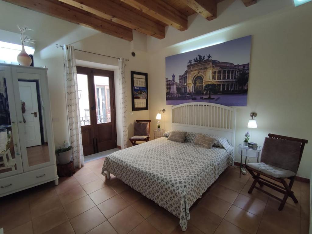 Un pat sau paturi într-o cameră la Casetta in Centro Guascone