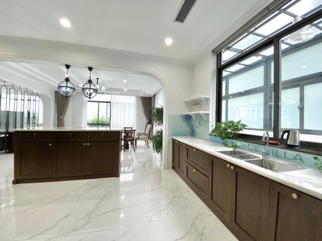 una cocina con fregadero y encimera en Nice Villa Venuestay, en Ha Long