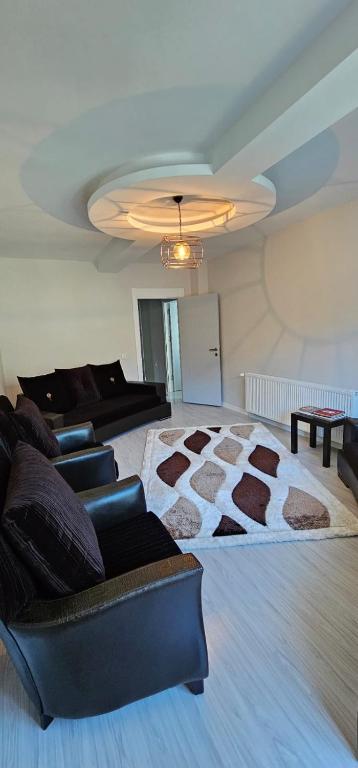 een woonkamer met een bank en een tapijt bij Sırel Plaza in Nigde