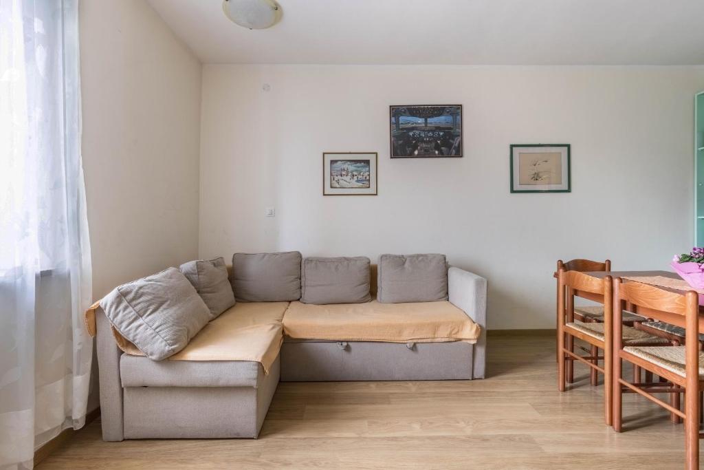 a living room with a couch and a table at Appartamento Al porticciolo in Grado