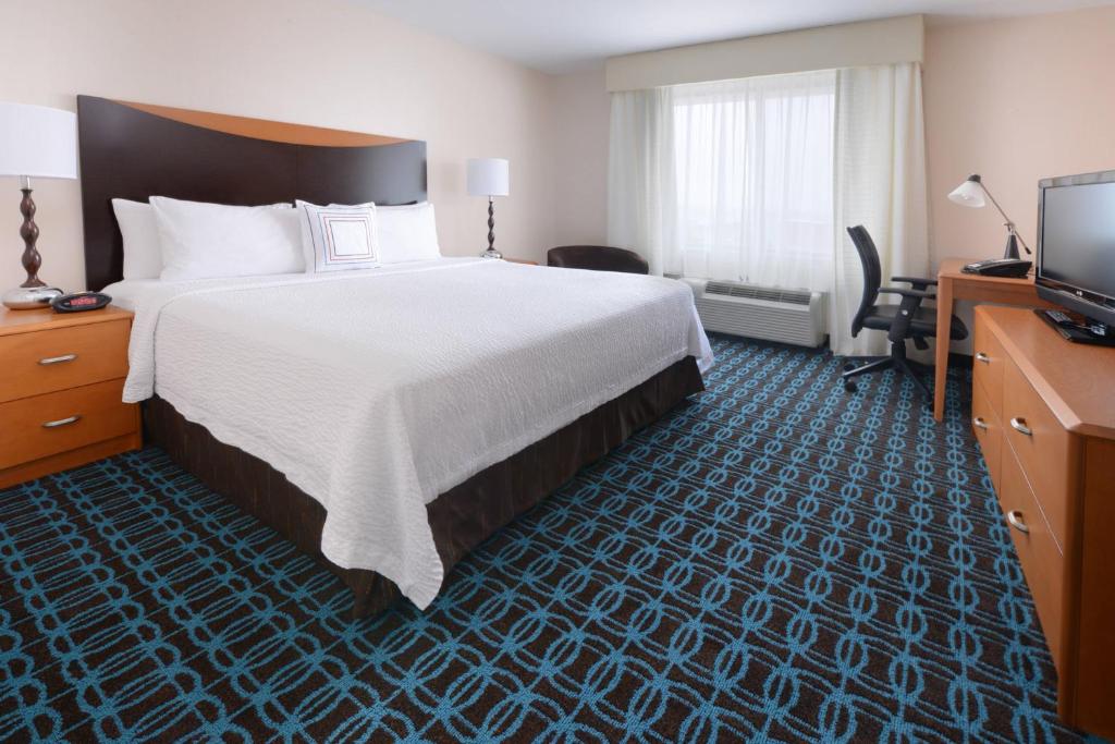 Postel nebo postele na pokoji v ubytování Fairfield Inn & Suites by Marriott Dallas Plano The Colony