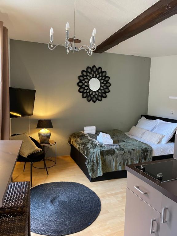 um quarto com 2 camas e um tapete azul em Bording Appartment La Romantica em Fulda