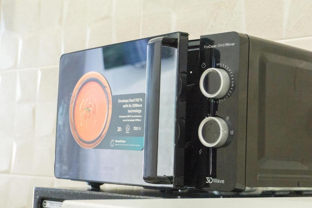 una radio y un monitor en un estante en Apartamentos La Ruta, en Calpe