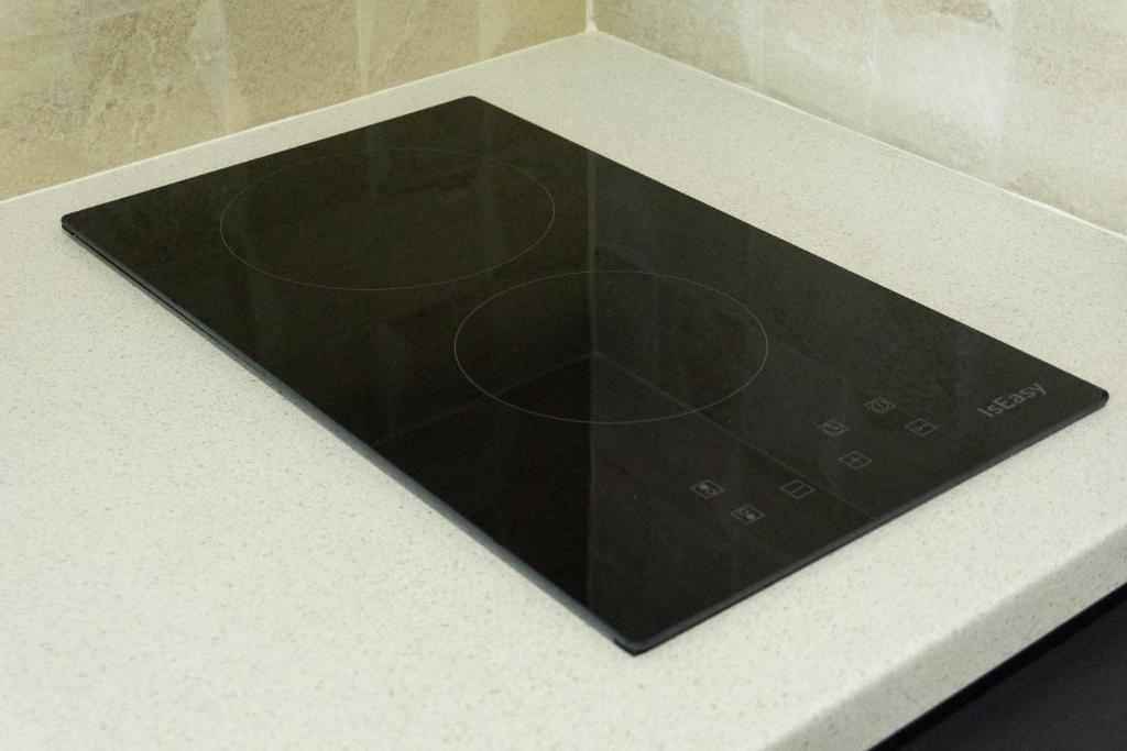 a black microwave on a white counter top at Apartamentos La Ruta in Calpe