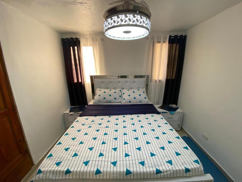 1 dormitorio con 1 cama en una habitación en Elegant 3 bed apartment in Santiago DR, en Santiago de los Caballeros