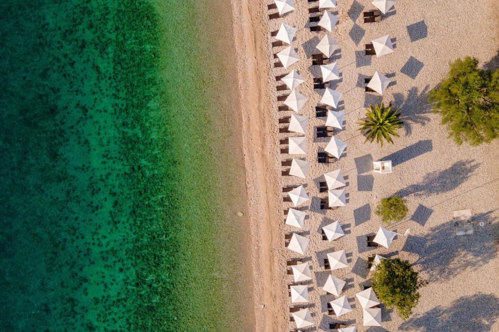 eine Aussicht über den Strand mit einer Gruppe von Stühlen in der Unterkunft Holiday Resort Medveja in Medveja
