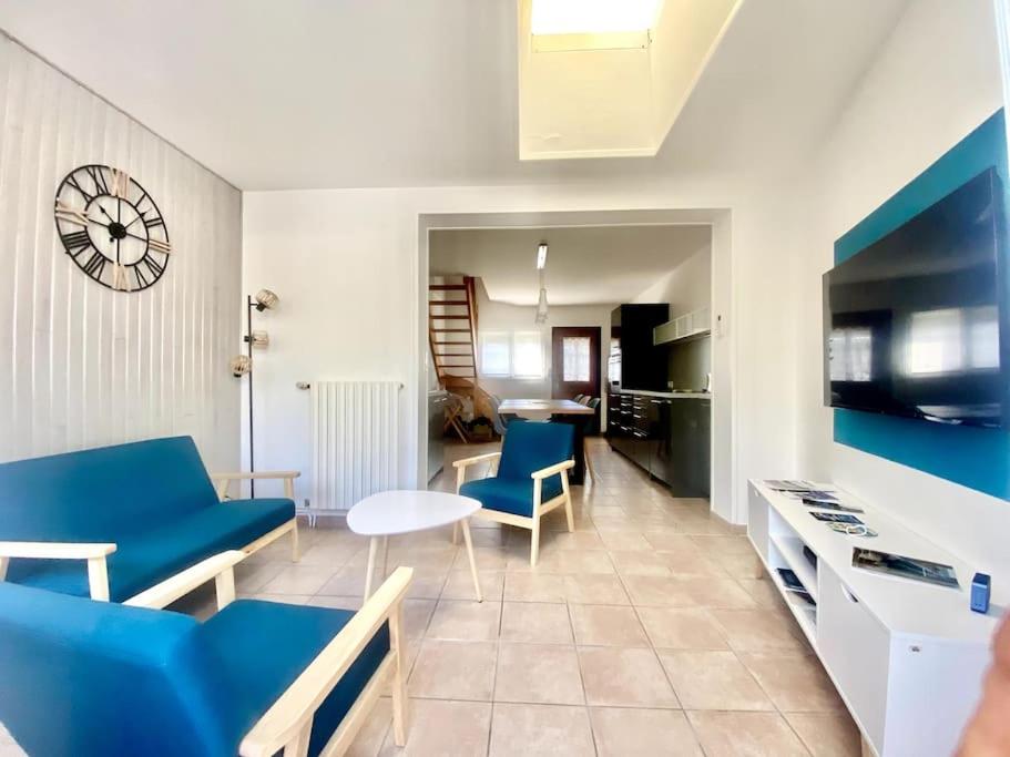 - un salon avec un canapé, des chaises et un réveil dans l'établissement Au coeur du Croisic notre havre de paix, au Croisic