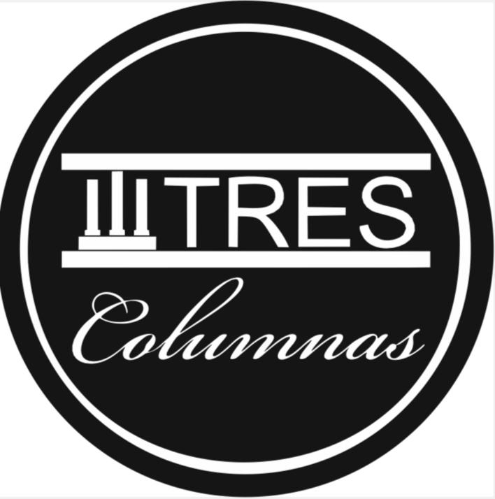 a black and white sign with the wordsinders california at TRES COLUMNAS in Ciudad-Rodrigo