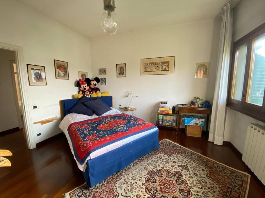 una camera da letto con un letto con sopra degli animali di peluche di Casa Ila a Firenze
