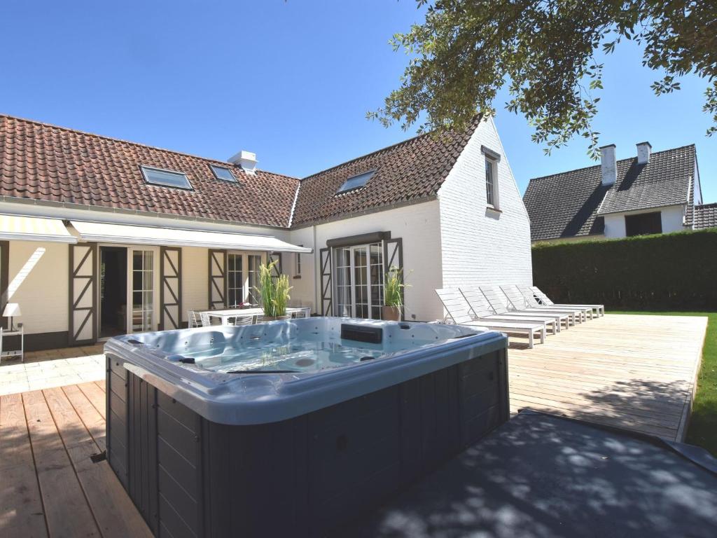 聖伊達斯拜的住宿－Luxury Villa in Sint Idesbald with Jacuzzi，房屋后院的热水浴池