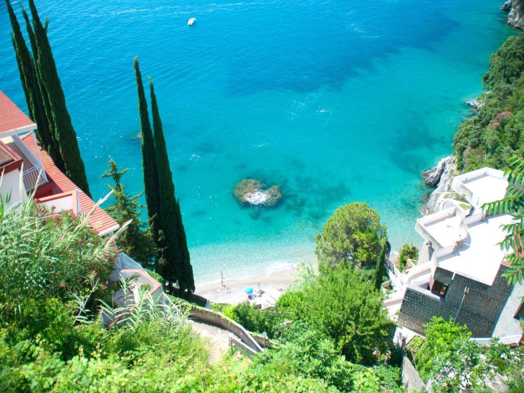 a view of a beach and the ocean at Il Nido del Gabbiano in Vietri sul Mare