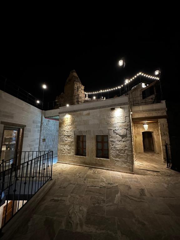 um edifício com luzes em cima à noite em Noah's Ark Cave Hotel em Goreme