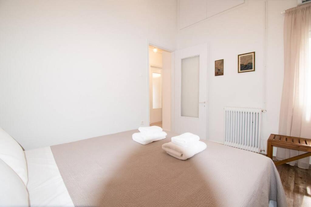 Postel nebo postele na pokoji v ubytování Chic Kastella Apt by Mikrolimano