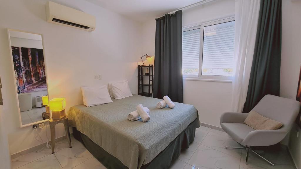 um quarto com uma cama com dois bichos de peluche em STAY W Apartment em Limassol