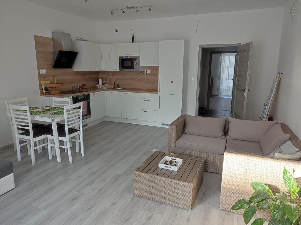 uma sala de estar com um sofá e uma mesa em APARTMÁN ČAMBOR - na skok do prírody a mesta em Stupava