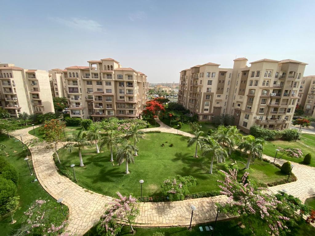 una vista aérea de un parque con palmeras y edificios en Luxury Inn 3BR Amazing view in Madinaty B2, en Madinaty