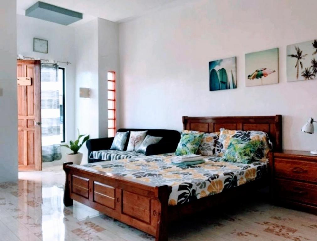 パングラオにあるJean apartmentsのベッドルーム(ベッド1台、ソファ付)