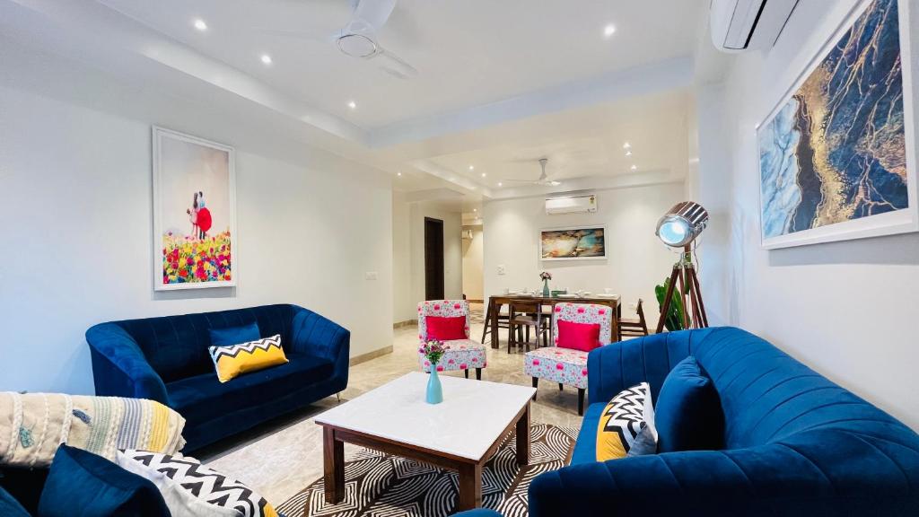 أوليف سيرفيس أبارتمنتس ساكيت في نيودلهي: غرفة معيشة مع أرائك زرقاء وطاولة