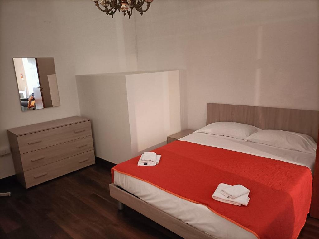 una camera da letto con un letto e due asciugamani di Casa d'Alunzio - Plesso Via Rebiba a San Marco dʼAlunzio