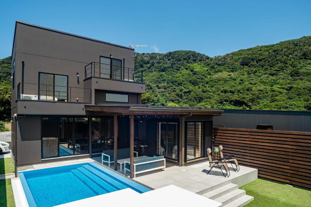 uma casa com uma piscina em frente em Retreat Villa Aym - Vacation STAY 18153v em Minamiboso