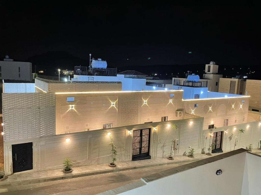 a white building with stars on it at night at شاليهات وجدان الهدا in Al Hada
