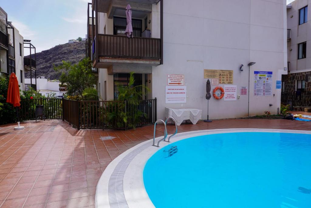 a swimming pool in front of a building at Beach Breeze, Playa Santiago in Alajeró