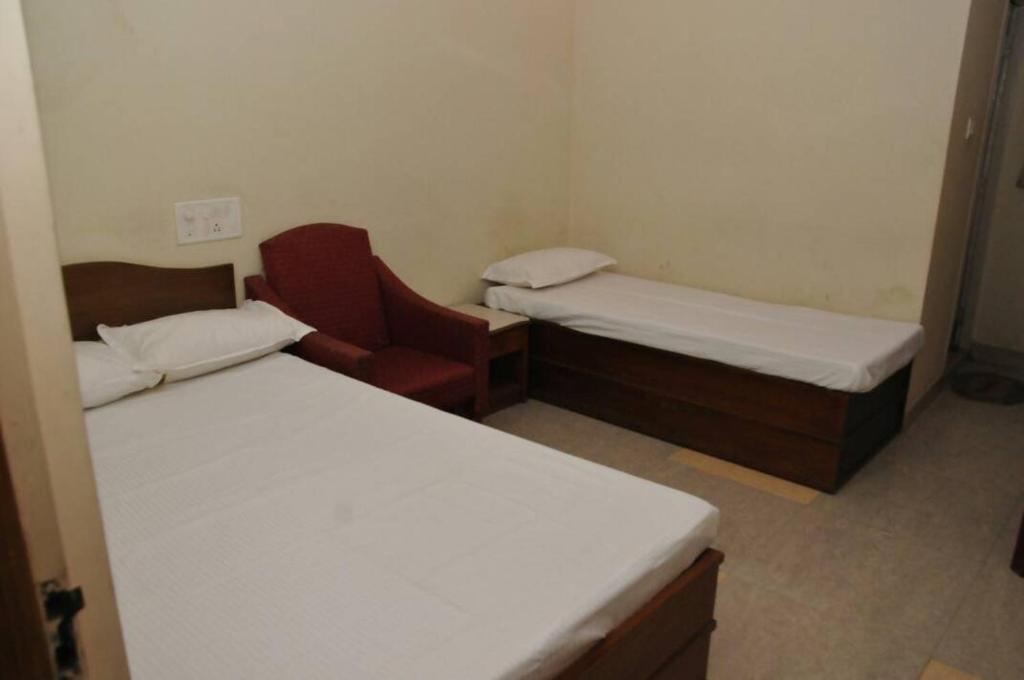 Postel nebo postele na pokoji v ubytování MYSORE MAHALAKSHMI ROOMS