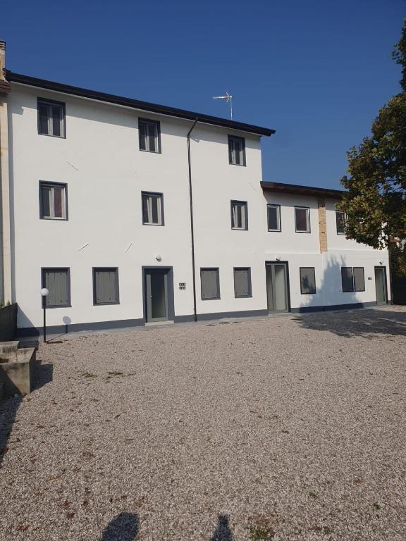 un gran edificio blanco con muchas ventanas en happy house fiume veneto 1, en Bannia