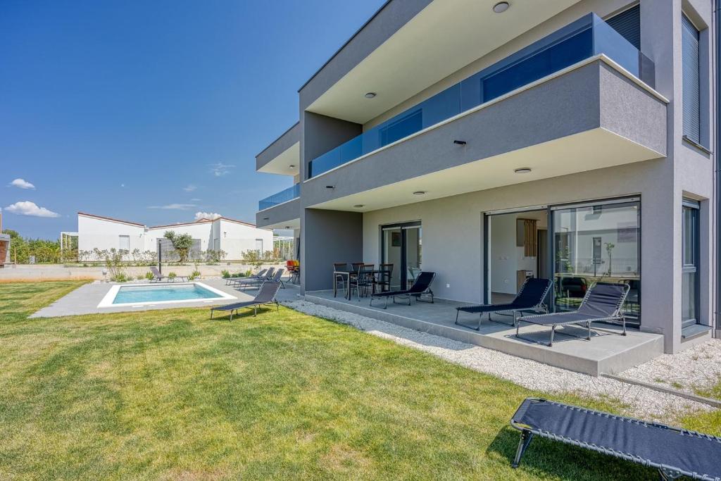 Bazén v ubytovaní Holiday House Lipa with Private Pool alebo v jeho blízkosti