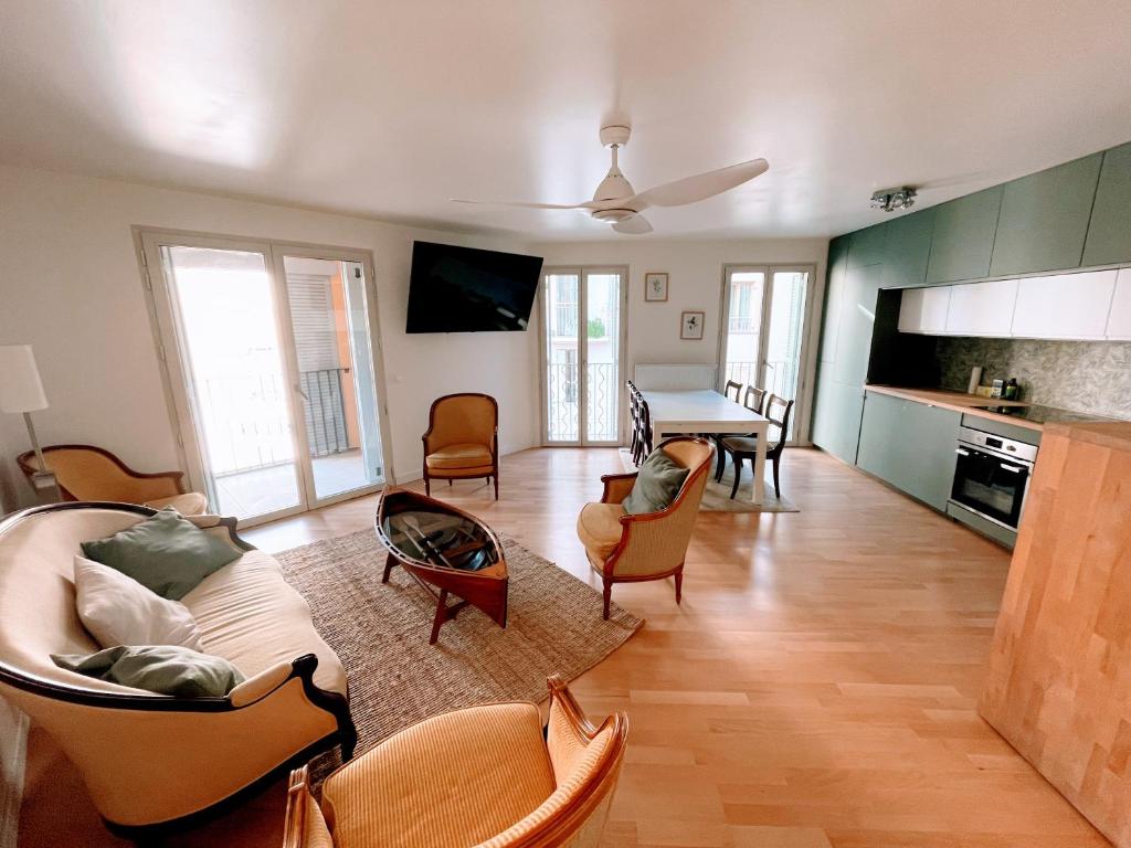 un salon avec un canapé, des chaises et une table dans l'établissement Apartment Vieil Antibes 82 m2 with secured private parking 3 Rooms, à Antibes