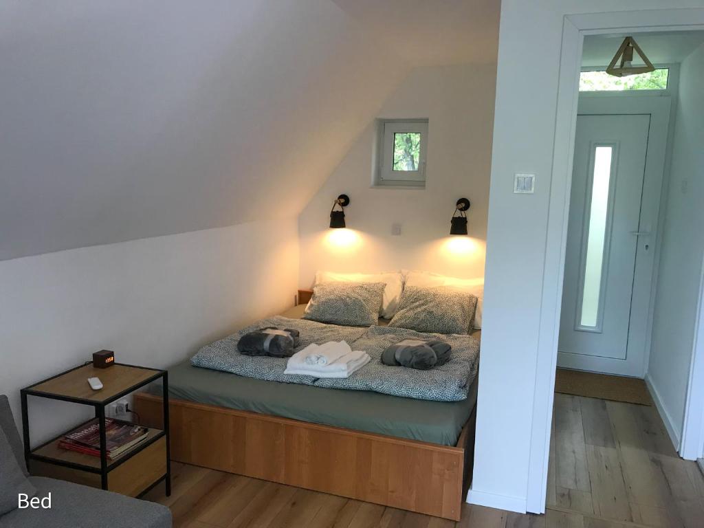 Un dormitorio con una cama con dos perros. en Quiet, green, relaxing place - 1 bedroom apartment, en Balatonfüred