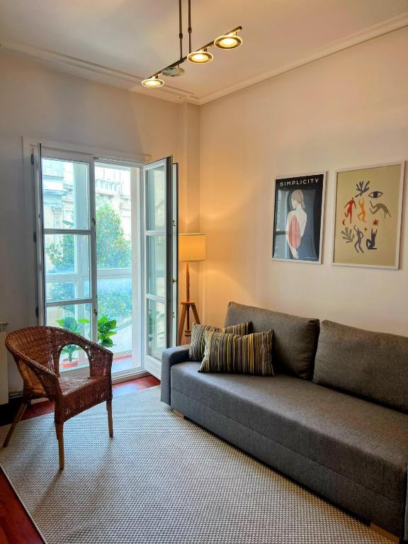 a living room with a couch and a table at Comodidad en el Centro de Haro in Haro