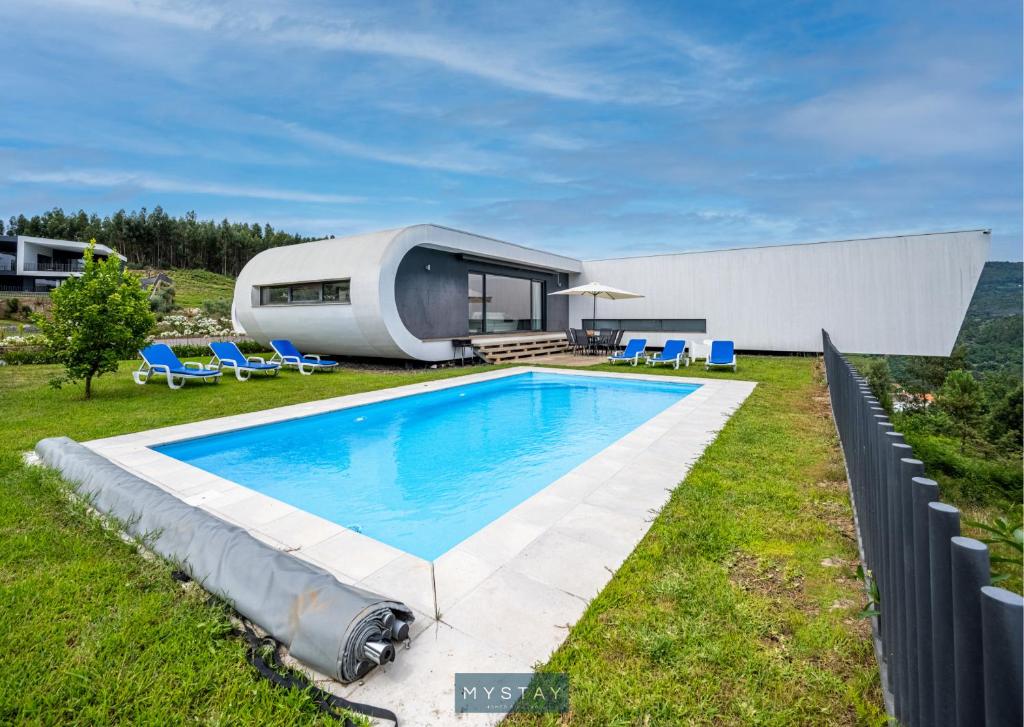 une cabane sur une colline avec une piscine dans l'établissement MyStay - Varanda de Basto, à Canedo de Basto