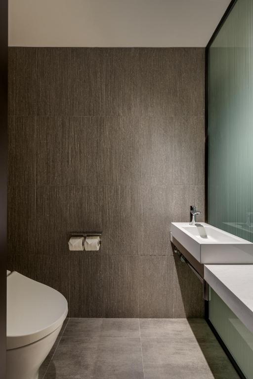 A bathroom at Hotel Resonance Taipei, Tapestry Collection by Hilton