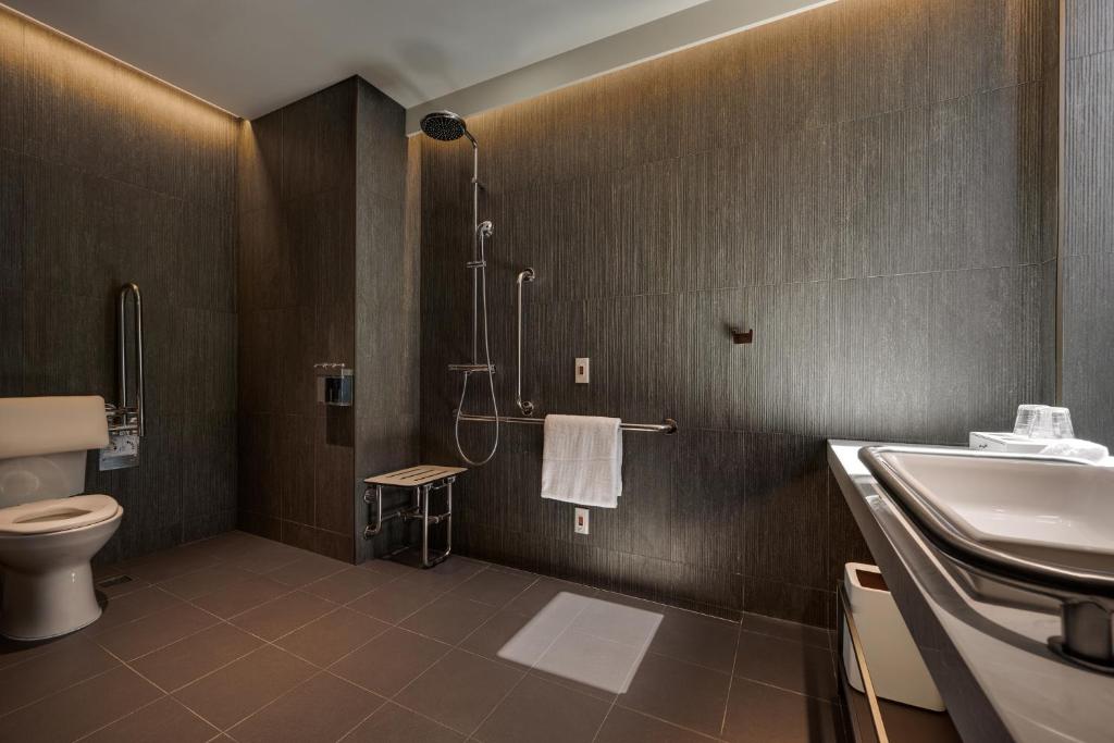 A bathroom at Hotel Resonance Taipei, Tapestry Collection by Hilton