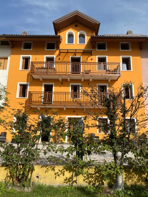 un edificio arancione con balcone sul lato di Old B&B a Cesiomaggiore